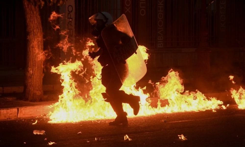 Έκαναν την Αθήνα "ΗΠΑ": Μολότοφ και επεισόδια στην αμερικανική πρεσβεία